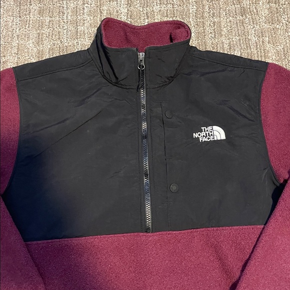 The North Face Men'’s Denali Half Zip Black Burgundy - Picture 2 of 6